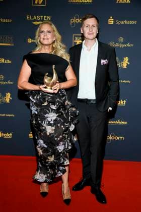 abb Barbara Schoeneberger and Till Reiners with Henne Award winners as guests on the red carpet at the Goldene Henne 2025 award ceremony at Messe Leipzig on 12 09 2025