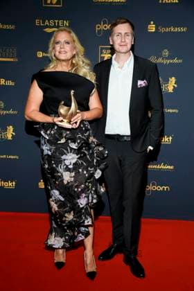 abb Barbara Schoeneberger and Till Reiners with Henne Award winners as guests on the red carpet at the Goldene Henne 2025 award ceremony at Messe Leipzig on 12 09 2025