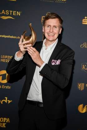 abb Till Reiners with Henne Award winner as a guest on the red carpet at the Golden Hen 2025 awards ceremony at Messe Leipzig on 12 09 2025
