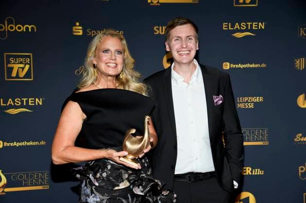 abb Barbara Schoeneberger and Till Reiners with Henne Award winners as guests on the red carpet at the Goldene Henne 2025 award ceremony at Messe Leipzig on 12 09 2025