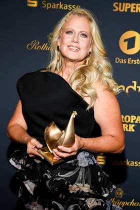 abb Barbara Schoeneberger with Henne Award winner as a guest on the red carpet at the Golden Hen 2025 awards ceremony at Messe Leipzig on 12 09 2025