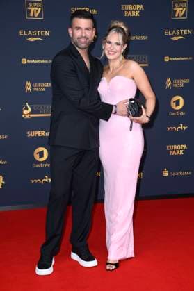 Jay Khan with girlfriend Jessie Noe Scheuermann at the 31 Golden Hen 2025 award ceremony at the Leipzig Trade Fair Center, 12 09 2025 Foto:xN.xKubelkax xFuturexImagex henne_5226