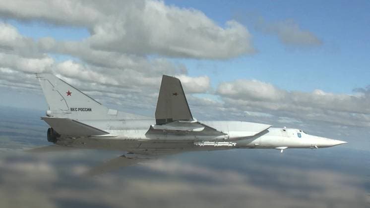 News Bilder des Tages Belarus Russia Military Drills 9003316 13.09.2025 In this handout video grab released by the Russian Defence Ministry, a Tupolev Tu-22M3 strategic bomber flies during the Russian-Belarusian joint military drills Zapad 2025 (West 2025) at the unknown location. The exercises that will be held at training grounds in Belarus and Russia, and in the waters of the Baltic and Barents seas, are aimed at assessing the readiness of the military forces of the two countries to ensure the security of the Union State of Belarus and Russia under a foreign invasion scenario. Sputnik Image is a handout provided by a third party. Editorial use only. No archiving, commercial use, or advertising campaign.  Copyright: xx