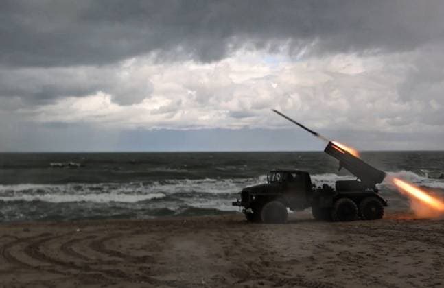 News Bilder des Tages Belarus Russia Military Drills 9003374 13.09.2025 In this handout video grab released by the Russian Defence Ministry, Russian servicemÐµn of the Baltic Fleet s anti-saboteur unit fire a BM-21 Grad multiple rocket launcher during the Russian-Belarusian joint military drills Zapad 2025 (West 2025) at the unknown location. The exercises that will be held at training grounds in Belarus and Russia, and in the waters of the Baltic and Barents seas, are aimed at assessing the readiness of the military forces of the two countries to ensure the security of the Union State of Belarus and Russia under a foreign invasion scenario. Sputnik Image is a handout provided by a third party. Editorial use only. No archiving, commercial use, or advertising  Copyright: xx