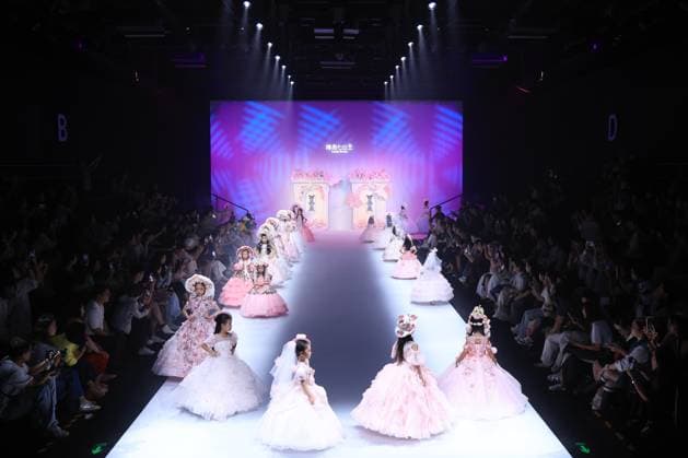 BEIJING, CHINA - SEPTEMBER 13: Models walk the runway at the LuckySeven collection by designer Helen Su on day 9 of China Fashion Week AW25 Collection at 798Â·751 PARK on September 13, 2025 in Beijing, China.  Copyright: xChinaxNewsxServicex 111590612253