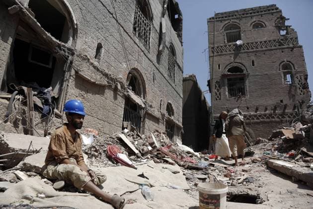 Bilder des Jahres 2025, News September 09 Israeli airstrike caused heavy destruction in Yemen’s capital Sanaa SANAA, YEMEN - SEPTEMBER 13: The aftermath of an Israeli airstrike is seen in the Tahrir neighborhood in central Sanaa, the capital of Yemen, on September 13, 2025. The strike heavily damaged multiple buildings, rendering them unusable, and caused widespread destruction and casualties in the area. Mohammed Hamoud Anadolu Sanaa Yemen. Editorial use only. Please get in touch for any other usage.  Copyright: x2025xAnadoluxMohammedxHamoudx