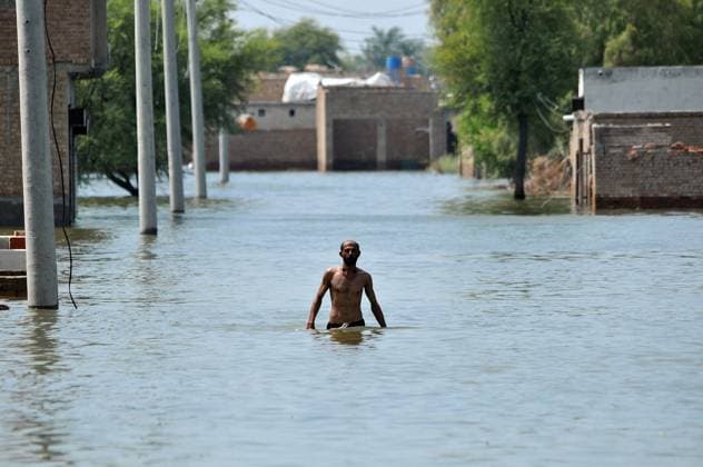 Rescue workers evacuate flood victims in Punjab, Pakistan JALALPUR PIRWALA, PAKISTAN - SEPTEMBER 13: A Pakistani man wades through flood water following flood in area at Jalapur Pirwala, in Punjab province Pakistan, September 13, 2025. According to National Disaster Management Authority (NDMA) around 1,0000 people have been died and more than 1,000 people wounded since monsan rain and floods in Pakistan in mid June 2025. Muhammad Reza Anadolu Jalapur Pirwala Pakistan. Editorial use only. Please get in touch for any other usage.  Copyright: x2025xAnadoluxMuhammadxRezax