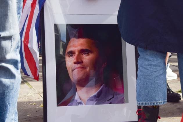 News Bilder des Tages September 13, 2025, London, England, United Kingdom: A protester holds a picture of Charlie Kirk as far-right protesters marched to Westminster and held a rally, under the name Unite The Kingdom , outside Downing Street. London United Kingdom - ZUMAv130 20250913_zip_v130_003 Copyright: xVukxValcicx