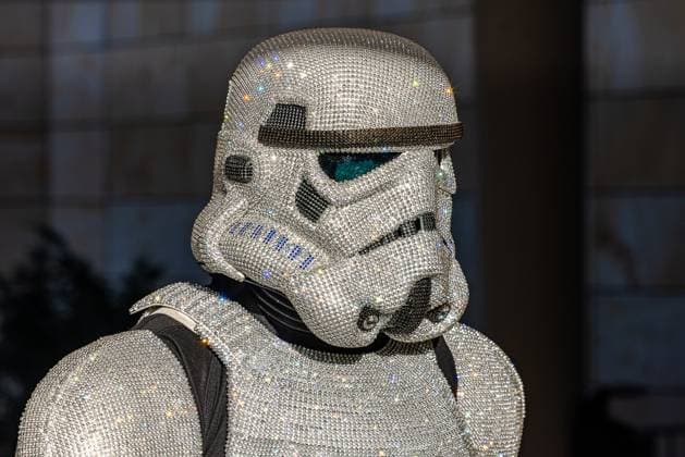 Noris Force Con 7 2025 in der, Stadthalle Fuerth, 13.09.2025 Ein absoluter Hingucker auf der Noris Force Con 7: Ein Stormtrooper-Cosplay komplett besetzt mit unzähligen funkelnden Strasssteinen. Der Helm und die Rüstung reflektieren spektakulär das Licht und verleihen dem ikonischen Look aus dem Star-Wars-Universum eine glamouröse, fast schon galaktisch-edle Note. Dieses glitzernde Kostüm beweist eindrucksvoll, wie kreativ und individuell Fans ihre Liebe zur Saga ausdrücken. *** Noris Force Con 7 2025 in the, Stadthalle Fuerth, 13 09 2025 An absolute eye-catcher at Noris Force Con 7 A Stormtrooper cosplay completely set with countless sparkling rhinestones The helmet and armor reflect the light spectacularly and give the iconic lo 20250913-286A8555-M4000