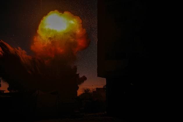 News Bilder des Tages Israel s attacks on Gaza continue GAZA CITY, GAZA - SEPTEMBER 13: Dense smoke and flames rise from the area after the Israeli army targets a house in Gaza City, Gaza, on September 13, 2025. Abdalhkem Abu Riash Anadolu Gaza City Gaza. Editorial use only. Please get in touch for any other usage.  Copyright: x2025xAnadoluxAbdalhkemxAbuxRiashx