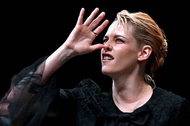 Bilder des Jahres 2025, Entertainment 09 September Entertainment Bilder des Tages Deauville Closing Ceremony FC Kristen Stewart poses on stage with the Prix de la Revelation award the movie The Chronology of Water during the Closing Ceremony during the 51st Deauville American Film Festival on September 13, 2025 in Deauville, France. Photo by Franck Castel ABACAPRESS.COM Deauville France  Copyright: xCastelxFranck ABACAx