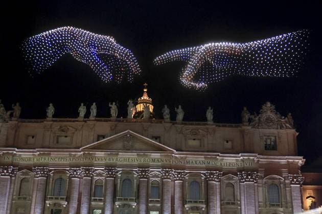 Bilder des Jahres 2025, Entertainment 09 September Concert for the Meeting on Human Fraternity art the Vatican VATICAN CITY, VATICAN – SEPTEMBER 13: Drones flying over St. Peter’s Basilica reproduce Michelangelo’s fresco The Creation of Adam during the free concert Grace of the World on the occasion of the World Meeting on Human Fraternity in St. Peter’s Square at the Vatican, on September 13, 2025. Riccardo De Luca Anadolu Vatican City Vatican. Editorial use only. Please get in touch for any other usage.  Copyright: x2025xAnadoluxRiccardoxDexLucax