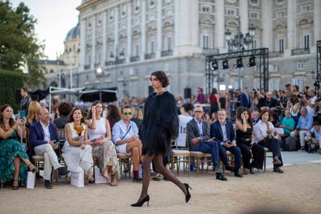 Madrid Fashion Week 2025 - 13 Sep 2025 A model walks the runway with the Royal Palace in the background, during the inaugural Madrid es Moda 2025 show at the Plaza de Oriente Gardens in central Madrid. This is the tenth edition of Madrid es Moda and features a presentation by more than 10 local designers who will showcase flamenco fashion, accompanied by more than 30 models. Madrid Spain Copyright: xLuisxSotox xSOPAxImagesx LSOTOMEM01