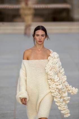 Madrid Fashion Week 2025 - 13 Sep 2025 A model walks the runway with the Royal Palace in the background, during the inaugural Madrid es Moda 2025 show at the Plaza de Oriente Gardens in central Madrid. This is the tenth edition of Madrid es Moda and features a presentation by more than 10 local designers who will showcase flamenco fashion, accompanied by more than 30 models. Madrid Spain Copyright: xLuisxSotox xSOPAxImagesx LSOTOMEM03