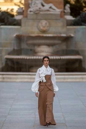 Madrid Fashion Week 2025 - 13 Sep 2025 A model walks the runway with the Royal Palace in the background, during the inaugural Madrid es Moda 2025 show at the Plaza de Oriente Gardens in central Madrid. This is the tenth edition of Madrid es Moda and features a presentation by more than 10 local designers who will showcase flamenco fashion, accompanied by more than 30 models. Madrid Spain Copyright: xLuisxSotox xSOPAxImagesx LSOTOMEM05