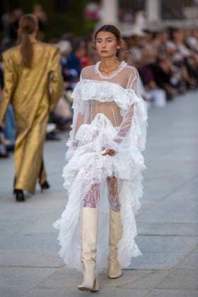 Madrid Fashion Week 2025 - 13 Sep 2025 A model walks the runway with the Royal Palace in the background, during the inaugural Madrid es Moda 2025 show at the Plaza de Oriente Gardens in central Madrid. This is the tenth edition of Madrid es Moda and features a presentation by more than 10 local designers who will showcase flamenco fashion, accompanied by more than 30 models. Madrid Spain Copyright: xLuisxSotox xSOPAxImagesx LSOTOMEM06
