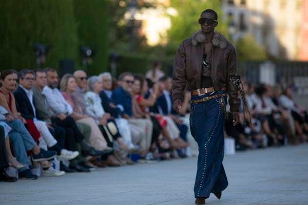 Madrid Fashion Week 2025 - 13 Sep 2025 A model walks the runway with the Royal Palace in the background, during the inaugural Madrid es Moda 2025 show at the Plaza de Oriente Gardens in central Madrid. This is the tenth edition of Madrid es Moda and features a presentation by more than 10 local designers who will showcase flamenco fashion, accompanied by more than 30 models. Madrid Spain Copyright: xLuisxSotox xSOPAxImagesx LSOTOMEM07