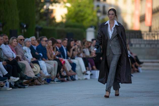 Madrid Fashion Week 2025 - 13 Sep 2025 A model walks the runway with the Royal Palace in the background, during the inaugural Madrid es Moda 2025 show at the Plaza de Oriente Gardens in central Madrid. This is the tenth edition of Madrid es Moda and features a presentation by more than 10 local designers who will showcase flamenco fashion, accompanied by more than 30 models. Madrid Spain Copyright: xLuisxSotox xSOPAxImagesx LSOTOMEM08