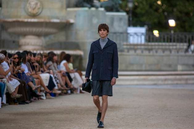 Madrid Fashion Week 2025 - 13 Sep 2025 A model walks the runway with the Royal Palace in the background, during the inaugural Madrid es Moda 2025 show at the Plaza de Oriente Gardens in central Madrid. This is the tenth edition of Madrid es Moda and features a presentation by more than 10 local designers who will showcase flamenco fashion, accompanied by more than 30 models. Madrid Spain Copyright: xLuisxSotox xSOPAxImagesx LSOTOMEM09