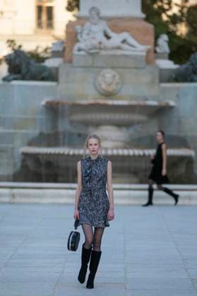Madrid Fashion Week 2025 - 13 Sep 2025 A model walks the runway with the Royal Palace in the background, during the inaugural Madrid es Moda 2025 show at the Plaza de Oriente Gardens in central Madrid. This is the tenth edition of Madrid es Moda and features a presentation by more than 10 local designers who will showcase flamenco fashion, accompanied by more than 30 models. Madrid Spain Copyright: xLuisxSotox xSOPAxImagesx LSOTOMEM10