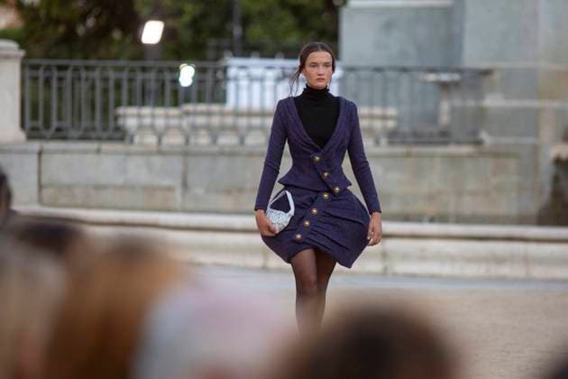Madrid Fashion Week 2025 - 13 Sep 2025 A model walks the runway with the Royal Palace in the background, during the inaugural Madrid es Moda 2025 show at the Plaza de Oriente Gardens in central Madrid. This is the tenth edition of Madrid es Moda and features a presentation by more than 10 local designers who will showcase flamenco fashion, accompanied by more than 30 models. Madrid Spain Copyright: xLuisxSotox xSOPAxImagesx LSOTOMEM11