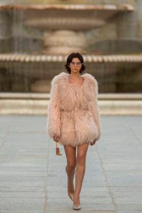 Madrid Fashion Week 2025 - 13 Sep 2025 A model walks the runway with the Royal Palace in the background, during the inaugural Madrid es Moda 2025 show at the Plaza de Oriente Gardens in central Madrid. This is the tenth edition of Madrid es Moda and features a presentation by more than 10 local designers who will showcase flamenco fashion, accompanied by more than 30 models. Madrid Spain Copyright: xLuisxSotox xSOPAxImagesx LSOTOMEM12