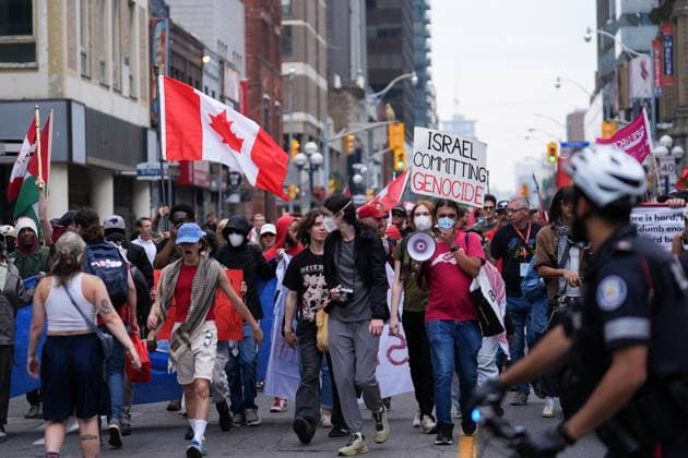 Anti-immigration rally and counter-demonstration in Toronto TORONTO, CANADA - SEPTEMBER 13 : Counter-protestors hold signs while protestors walk behind them during anti-immigration rally in Toronto, Ontario on September 13, 2025. Mert Alper Dervis Anadolu TORONTO Canada. Editorial use only. Please get in touch for any other usage.  Copyright: x2025xAnadoluxMertxAlperxDervisx