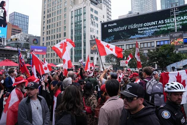 Anti-immigration rally and counter-demonstration in Toronto TORONTO, CANADA - SEPTEMBER 13 : Participants wave Canadian flags as they gather at Sankofa Square during Canada First rally in Toronto, Ontario on September 13, 2025. Mert Alper Dervis Anadolu TORONTO Canada. Editorial use only. Please get in touch for any other usage.  Copyright: x2025xAnadoluxMertxAlperxDervisx