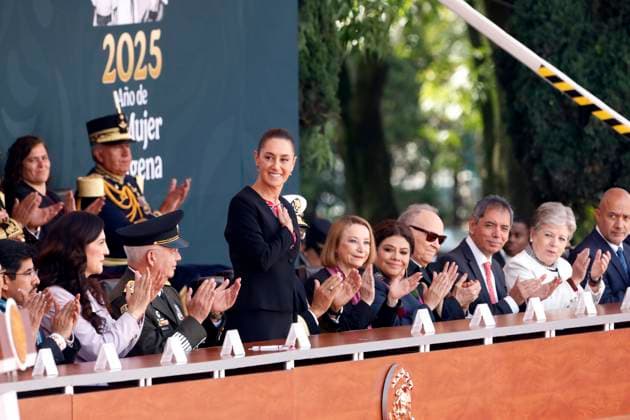 Mexico s President Claudia Sheinbaum Pardo greets during the commemorative ceremony for the 178th anniversary of the NioÂ±os Heroes of Chapultepec at the Altar of the Fatherland in the Castillo de Chapultepec. on September 13, 2025 in Mexico City, Mexico. Mexico City Mexico - ZUMAe321 20250913_zia_e321_023 Copyright: xLuisxBarronx