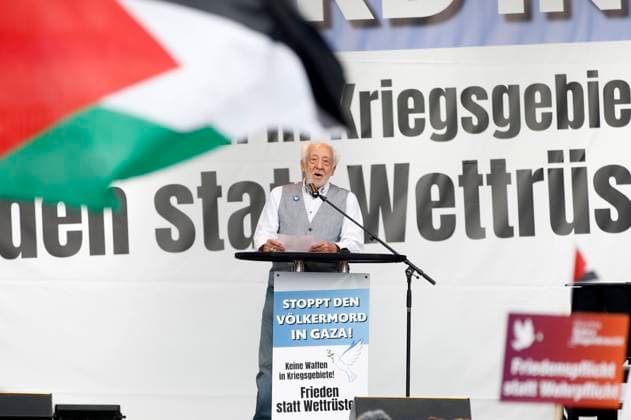 Bilder des Jahres 2025, News September 09 Dieter Hallervorden bei der Kundgebung für Frieden im Gazastreifen unter dem Motto Stoppt den Völkermord in Gaza! am Brandenburger Tor. Berlin, 13.09.2025 *** Dieter Hallervorden at the rally for peace in the Gaza Strip under the motto Stop the genocide in Gaza at the Brandenburg Gate Berlin, 13 09 2025 Foto:xAgenturxWehnertx xGränzdörferx xFuturexImagex freidensdemo_5937