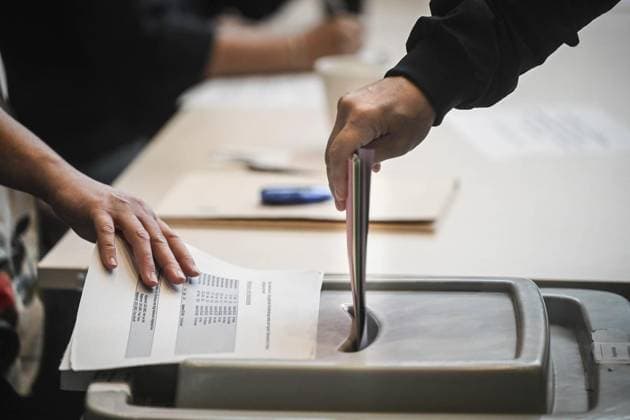News Bilder des Tages Wahllokal Sparkasse ** NUR FÜR REDAKTIONELLE ZWECKE ** EDITORIAL USE ONLY **<p>Ein Wähler wirft am Sonntag, 14. September 2025, die Wahlzettel im Wahllokal in der Niederrheinischen Sparkasse in Wesel in die Wahlurne. In NRW werden heute bei der Kommunalwahl Gemeinde- und Stadträte gewählt, die Bürgermeister und Landräte werden in der Direktwahl ebenfalls gewählt. dFoto : Markus Weissenfels FUNKE Foto Services< p> Buntes Wesel Copyright: MarkusxWeißenfels *** Sparkasse polling station FOR EDITORIAL PURPOSES ONLY EDITORIAL USE ONLY p A voter casts a ballot in the ballot box at the polling station in the Niederrheinische Sparkasse in Wesel on Sunday, September 14, 2025 In NRW, municipal and city councillors are elected today in loc Copyright: MarkusxWeißenfels doc82dxb8x0meohdii1l4a ,EDITORIAL USE ONLY
