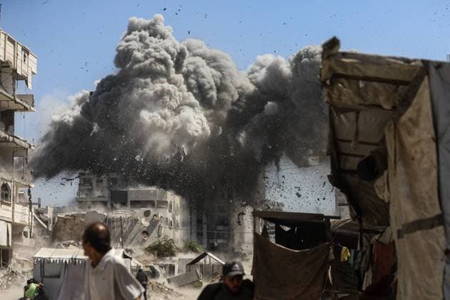 News Bilder des Tages Smoke rises from Al-Muhanna Tower, an evacuated residential building that was housing displaced Palestinians Smoke rises from Al-Muhanna Tower, an evacuated residential building that was housing displaced Palestinians, after it was hit by an Israeli air strike, in Gaza City, September 14, 2025. Photo by Tamer Ibrahim APA Images Khan Yunis Gaza Strip Palestinian Territory 140925_Gaza_OSH_00(3) Copyright: xapaimagesxTamerxIbrahim xapaimagesx