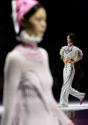 (250914) -- BEIJING, Sept. 14, 2025 -- Models present creations at the closing show of the 2025 China Fashion Week (Autumn) in Beijing, capital of China, Sept. 14, 2025. ) CHINA-BEIJING-FASHION WEEK-CONCLUSION (CN) HuxJingwen 