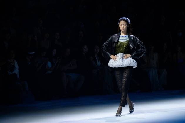 (250914) -- BEIJING, Sept. 14, 2025 -- A model presents a creation at the closing show of the 2025 China Fashion Week (Autumn) in Beijing, capital of China, Sept. 14, 2025. ) CHINA-BEIJING-FASHION WEEK-CONCLUSION (CN) HuxJingwen 