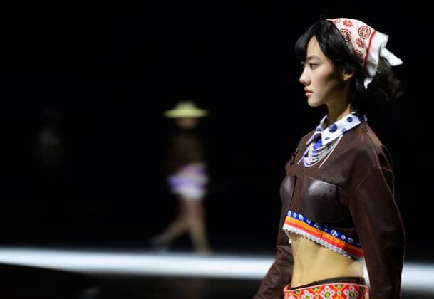 (250914) -- BEIJING, Sept. 14, 2025 -- A model presents a creation at the closing show of the 2025 China Fashion Week (Autumn) in Beijing, capital of China, Sept. 14, 2025. ) CHINA-BEIJING-FASHION WEEK-CONCLUSION (CN) HuxJingwen 