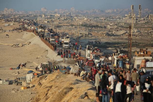 Bilder des Jahres 2025, News September 09 News Bilder des Tages Palestinians continue to flee in Gaza due to Israeli attacks GAZA CITY, GAZA - SEPTEMBER 14: Palestinians continue to flee along Rashid Street toward central and southern areas due to intensified Israeli army attacks either by car or on foot, taking whatever belongings they can carry with them, in Gaza Strip on September 14, 2025. Hassan Jedi Anadolu Gaza City Gaza. Editorial use only. Please get in touch for any other usage.  Copyright: x2025xAnadoluxHassanxJedix