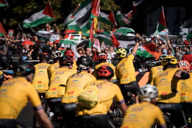 Bilder des Jahres 2025, News September 09 News Bilder des Tages Pro-Palestinian protests disrupt La Vuelta’s final stage MADRID, SPAIN - SEPTEMBER 14: People protest Israel during the 21st and final stage of Spain’s La Vuelta cycling race in Madrid, Spain on September 14, 2025. The final stage of the La Vuelta cycling race was canceled on Sunday after pro-Palestinian protests disrupted the race in central Madrid. The 80th edition of Spain s premier cycling event was halted around 57 kilometers from the finish line as demonstrators occupied streets along the planned route, EFE reported. Diego Radames Anadolu Madrid Spain. Editorial use only. Please get in touch for any other usage.  Copyright: x2025xAnadoluxDiegoxRadamesx