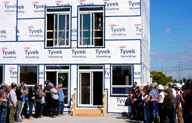 September 14, 2025, Ottawa, On, CAN: Caivan Homes employees clap as Prime Minister Mark Carney greets them from a window, during a tour of a new modular home being built by Caivan Homes, at an announcement for the new federal agency Build Canada Homes, in Ottawa on Sunday, Sept. 14, 2025. Ottawa CAN  - ZUMAc35_ 20250914_zaf_c35_066 Copyright: xJustinxTangx