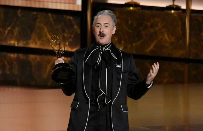 Alan Cumming accepts the Outstanding Reality Competition Program award for The Traitors at the 77th annual Primetime Emmy Awards at the Peacock Theater in Los Angeles on Sunday, September 14, 2025.  LAP202509148011 JIMxRUYMEN