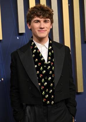 Sam Nivola arrives for the 77th annual Primetime Emmy Awards at the Peacock Theater in Los Angeles on Sunday, September 14, 2025.  LAP2025091464 CHISxCHEW