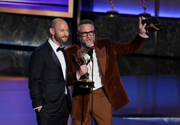 Bilder des Jahres 2025, Entertainment 09 September Evan Goldberg and Seth Rogen accept the Outstanding Directing For a Comedy Series award for The Studio onstage at the 77th annual Primetime Emmy Awards at the Peacock Theater in Los Angeles on Sunday, September 14, 2025.  LAP202509148042 JIMxRUYMEN