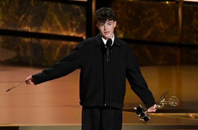Bilder des Jahres 2025, Entertainment 09 September Owen Cooper accepts the Outstanding Supporting Actor in a Limited or Anthology Series or Movie award for Adolescence onstage at the 77th annual Primetime Emmy Awards at the Peacock Theater in Los Angeles on Sunday, September 14, 2025.  LAP2025091480453 JIMxRUYMEN