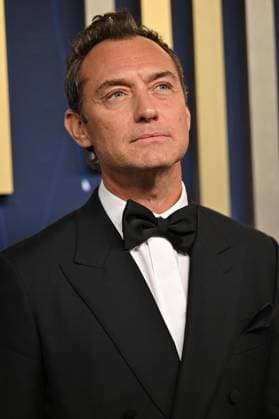 Jude Law arrives for the 77th annual Primetime Emmy Awards at the Peacock Theater in Los Angeles on Sunday, September 14, 2025.  LAP20250914110 CHISxCHEW