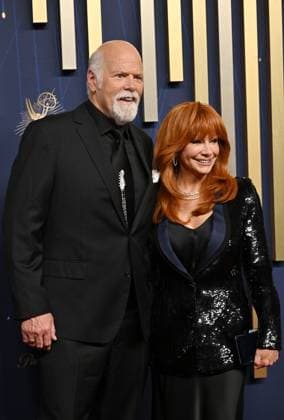 (L-R) Rex Linn and Reba McEntire arrive for the 77th annual Primetime Emmy Awards at the Peacock Theater in Los Angeles on Sunday, September 14, 2025.  LAP20250914120 CHISxCHEW