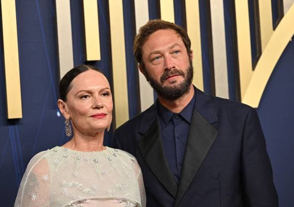 (L-R) Yelena Yemchuk and Ebon Moss-Bachrach arrive for the 77th annual Primetime Emmy Awards at the Peacock Theater in Los Angeles on Sunday, September 14, 2025.  LAP20250914121 CHISxCHEW