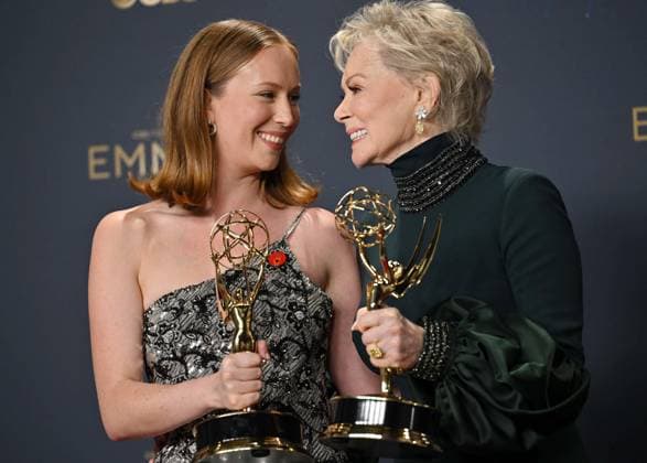 (L-R) Hannah Einbinder and Jean Smart hold the Emmy for Outstanding Supporting Actress in a Comedy Series and Lead Actress in a Comedy Series for Hacks, backstage during the 77th annual Primetime Emmy Awards at the Peacock Theater in Los Angeles on Sunday, September 14, 2025.  LAP20250914188 CHISxCHEW