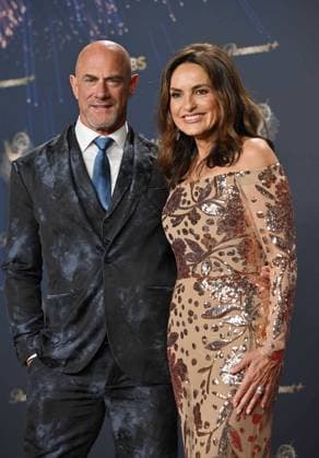 Christopher Meloni and Mariska Hargitay appear backstage during the 77th annual Primetime Emmy Awards at the Peacock Theater in Los Angeles on Sunday, September 14, 2025.  LAP20250914297 CHISxCHEW