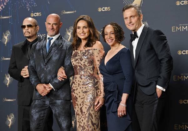 (L-R) Ice-T, Christopher Meloni, Mariska Hargitay, Epatha Merkerson, and Tony Goldwyn appear backstage during the 77th annual Primetime Emmy Awards at the Peacock Theater in Los Angeles on Sunday, September 14, 2025.  LAP20250914298 CHISxCHEW