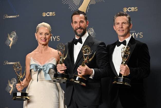 Bilder des Jahres 2025, Entertainment 09 September Katherine LaNasa (L) holds the Emmy for Outstanding Supporting Actress in a Drama Series, Noah Wyle (C) holds the Emmy for Outstanding Lead Actor in a Drama Series, and Shawn Hatosy holds the Emmy for Outstanding Drama Series for The Pit, backstage during the 77th annual Primetime Emmy Awards at the Peacock Theater in Los Angeles on Sunday, September 14, 2025.  LAP20250914305 CHISxCHEW