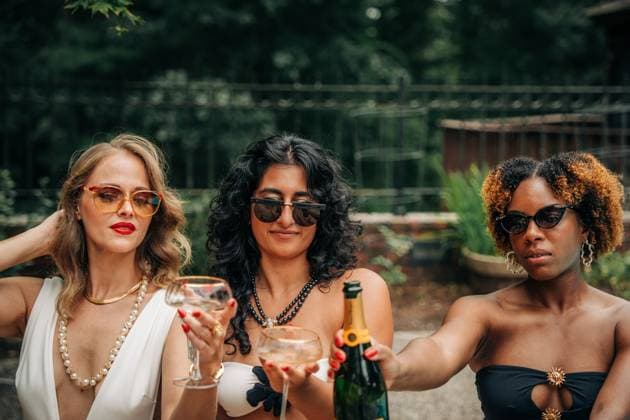 Three stylish women enjoying champagne in a garden party North Reading, Massachusetts, United States CR_FKNH250911-1827907-01 ,model released, Symbolfoto